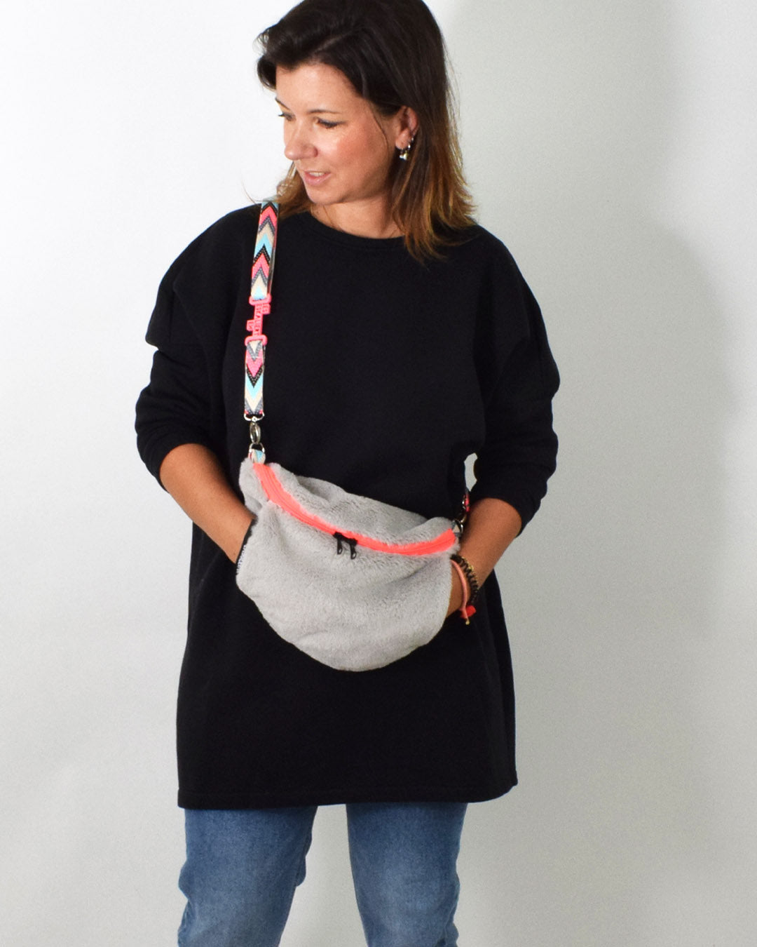 177 CROSSBODYmuff leni pepunkt Grau2