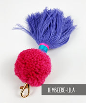 Bommel-Taschenanhanger-himbeere-lila-bild-1-leni-pepunkt