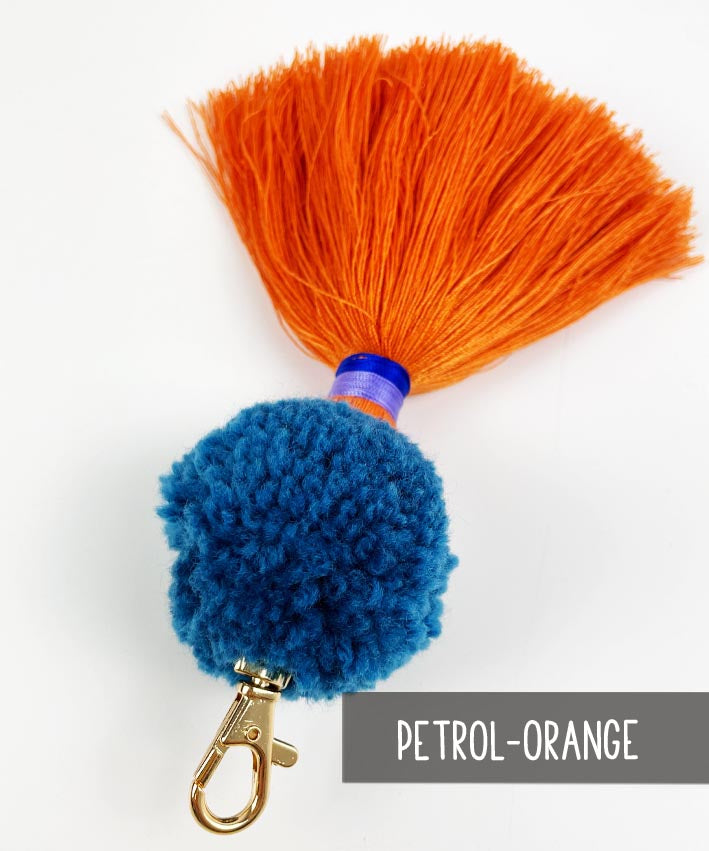 Bommel-Taschenanhanger-petrol-orangebild-1-leni-pepunkt