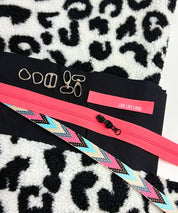 CRossBODY muff Leo Teddy weis_Neonpink Teaser 1