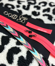 CRossBODY muff Leo Teddy weis_Neonpink Teaser 2