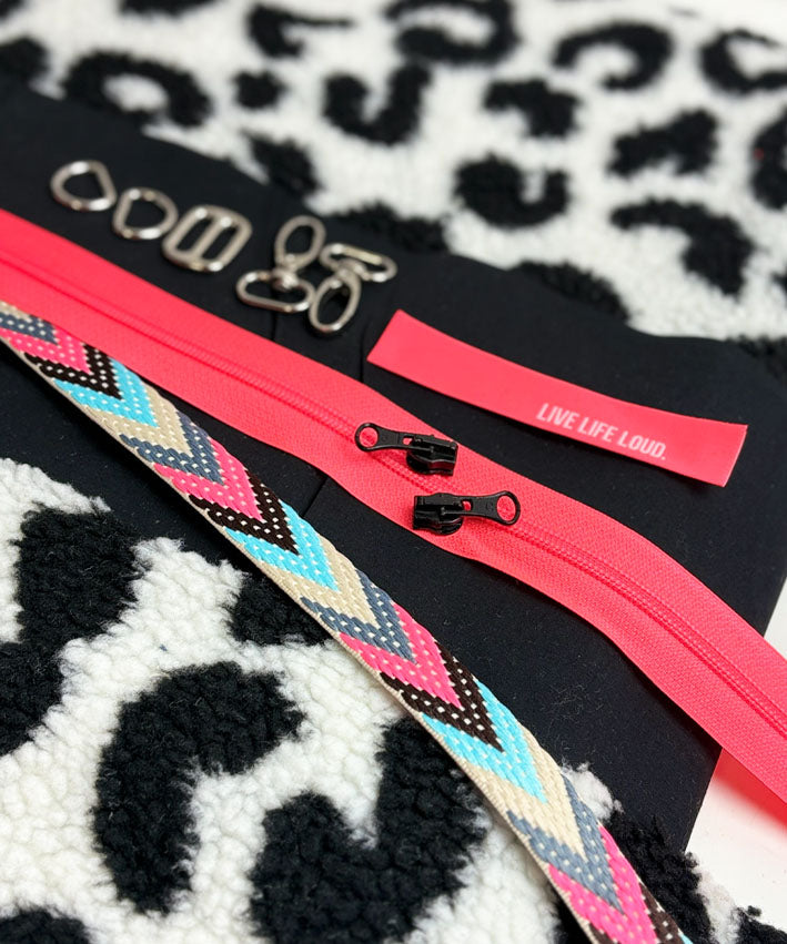 CRossBODY muff Leo Teddy weis_Neonpink Teaser 2