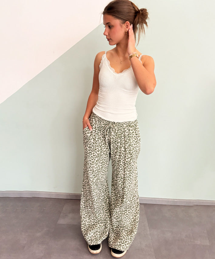 Musselinhose Leo Teaser 1