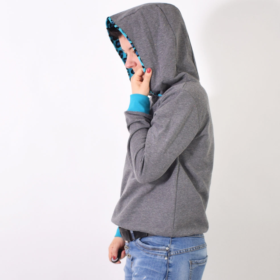 basicsweater-leni-pepunkt-schnittmuster-grau_leo-tuerkis-1-1