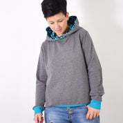 basicsweater-leni-pepunkt-schnittmuster-grau_leo-tuerkis-1-1a