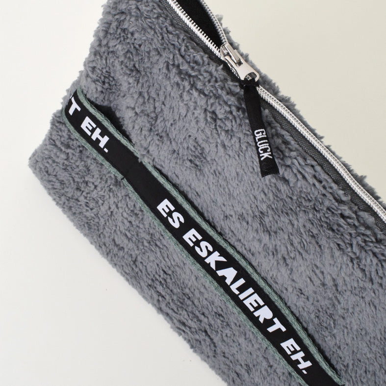 f13-laptop-tablettasche-freebie-schnittmuster-leni-pepunkt-barchen-grau-6-zipper