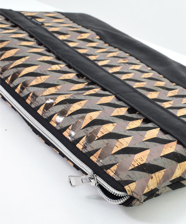 f13-laptop-tablettasche-freebie-schnittmuster-leni-pepunkt-kork-schwarz-silber-teaser-2