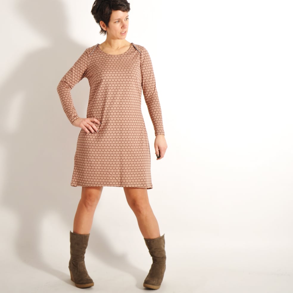 insta-basic_kleid-dob-beige_amerik_ausschnitt-leni-pepunkt-schnittmuster