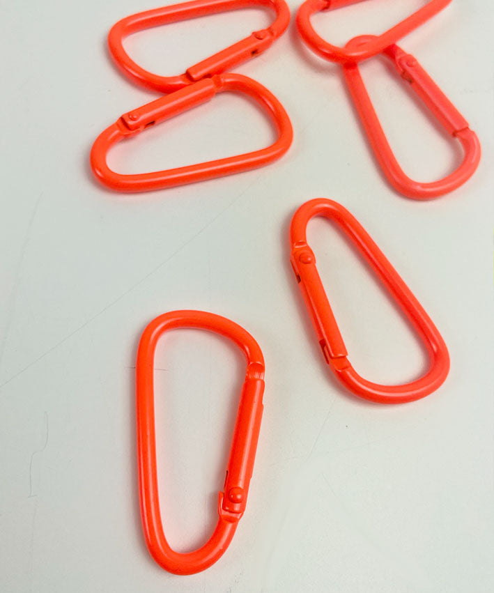 karabiner-lackiert-schrag-leni-pepunkt-teaser-1