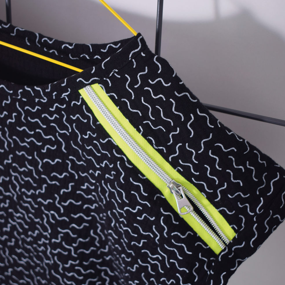 sommerbluse-leni-pepunkt-schnittmuster-musselin-schwarz_gelb-zipper-detail-1-1